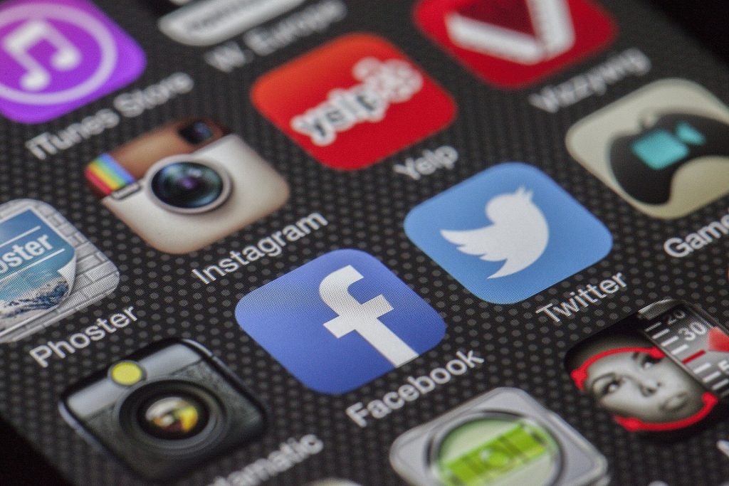 écran avec icones de réseaux sociaux